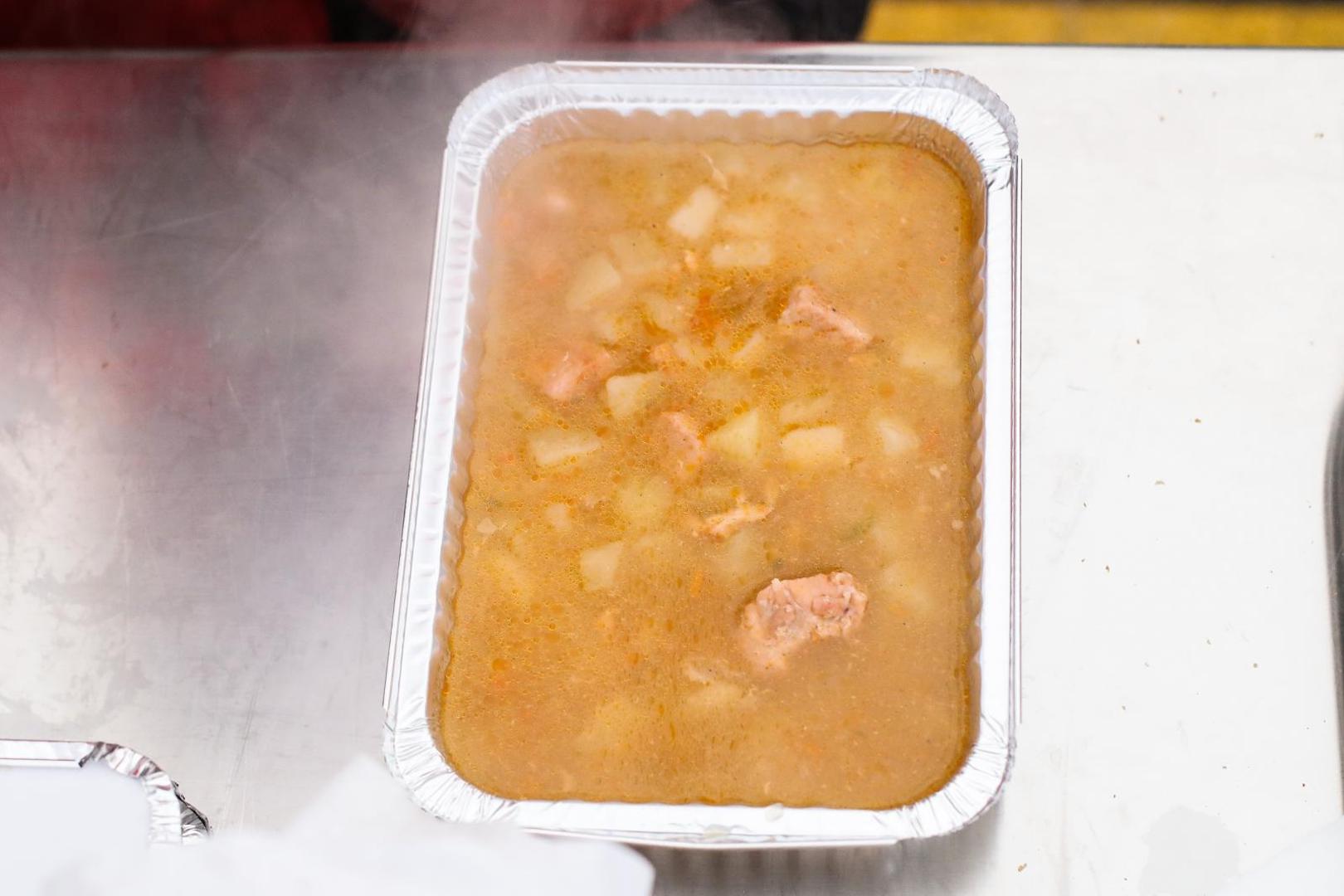 14.01.2021., Petrinja - Podjela hrane gradjanima tvrtke Pleter u postavljenom satoru na djecjem igralistu u Petrinji. Photo: Luka Stanzl/PIXSELL