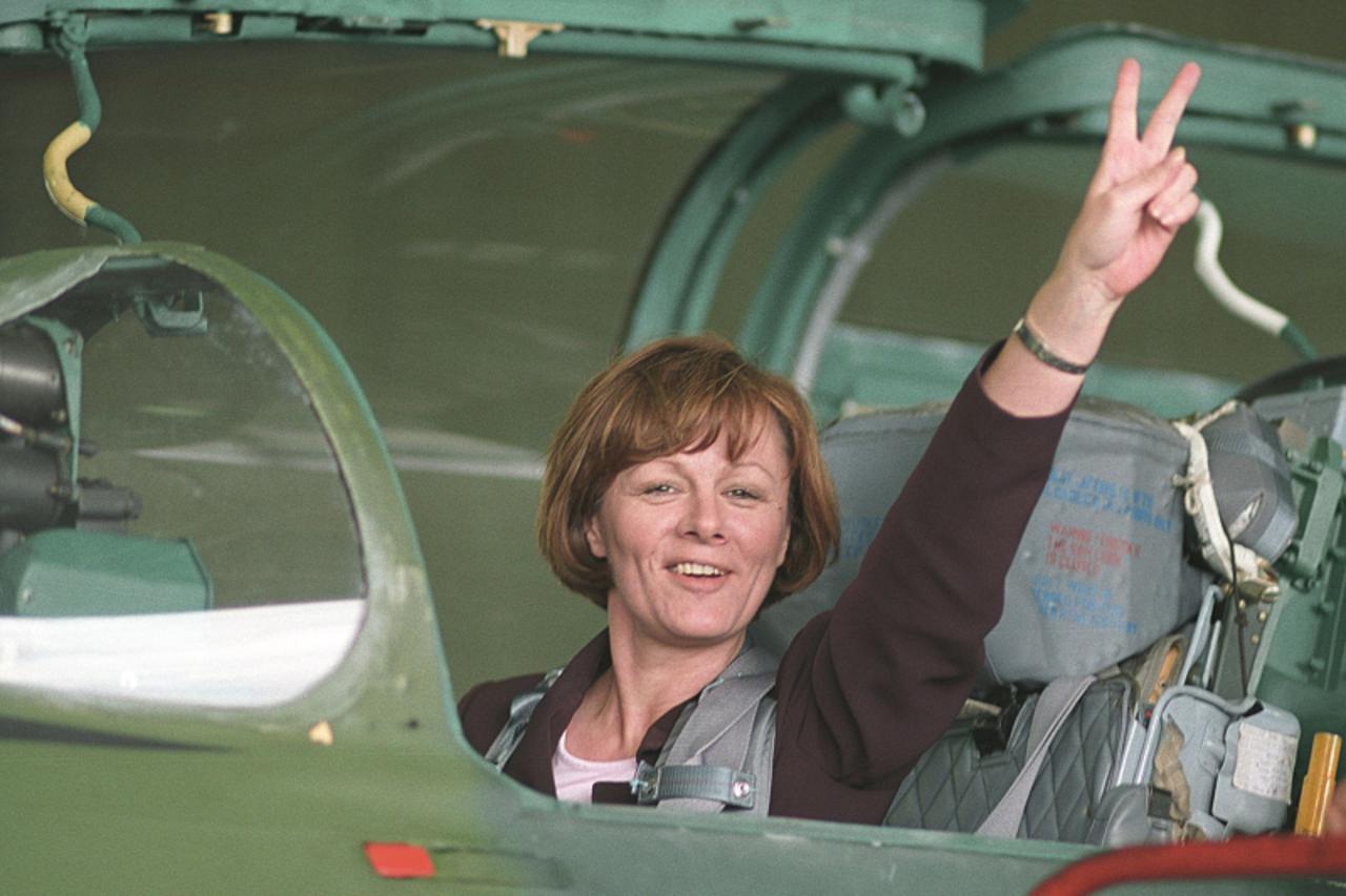 'unutrasnja, 14.05.2003. zagreb, zracna luka pleso,  predaja obnovljenih zrakoplova mig 21 um, zeljka antunovic -  snimio patrik macek'