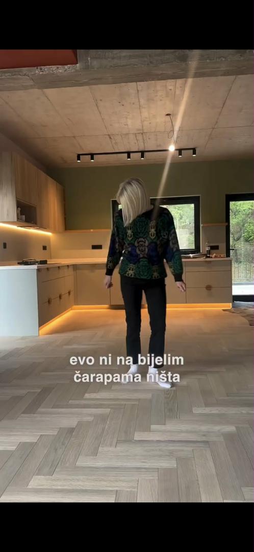 Mnogi su istaknuli kako suosjećaju s njom. “Patila sam se s vama, jedva čekam kraj ovog mukotrpnog procesa”, napisala je jedna pratiteljica, dok je druga dodala: “Isplatilo se čekanja”.