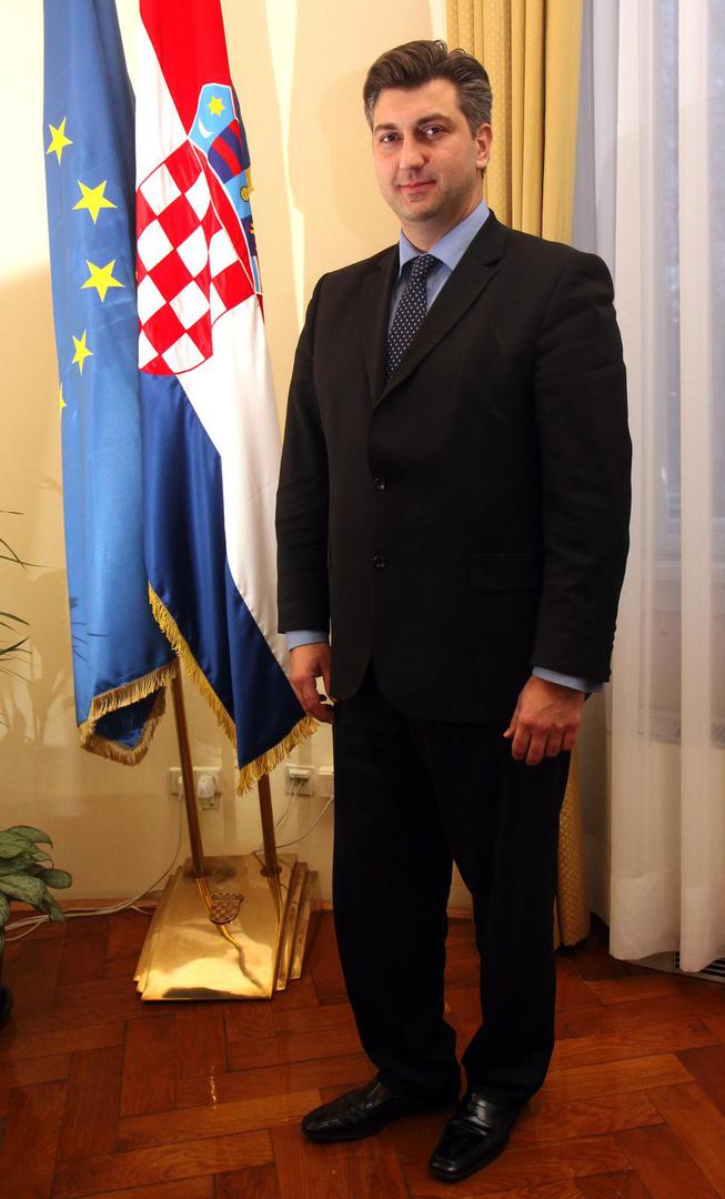 Obnašao je niz dužnosti od tada, a prije nego je 2016. postao predsjednik Vlade, bio je zastupnik u EU parlamentu