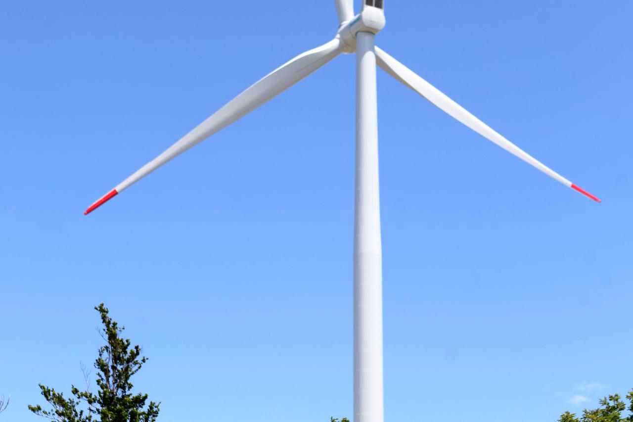 18.06.2015., Trilj - Vjetroelektrana Kamensko-Vostane je izgradjena na podrucju Grada Trilja u Splitsko-dalmatinskoj zupaniji.  Vjetroagregate SWT-3.0-101 za elektranu isporucila je tvrtka Siemens Zagreb i provodi interne inspekcije  postavljenih vjetroel