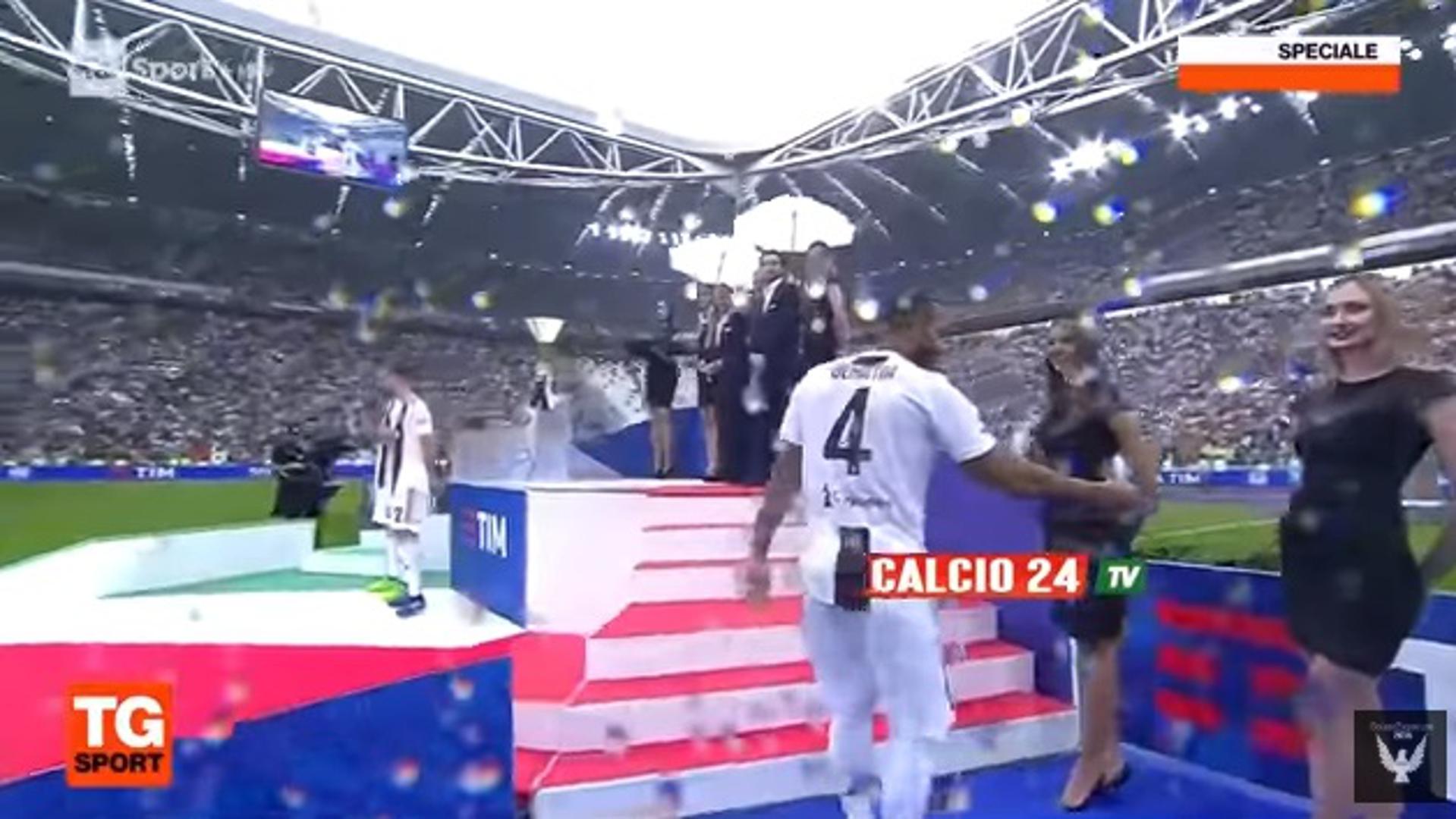 – Pravila nam ne dopuštaju nikakav kontakt s akterima tijekom službenih događaja. Nema ničega osobnog u tome što sam se odbila rukovati – kaže Vakulova.
