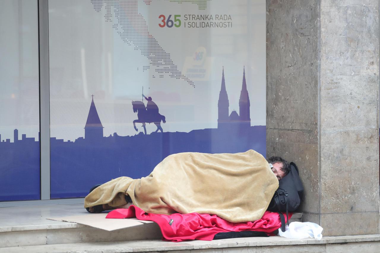 Zagreb: Beskućnik ispred prostorija Stranke rada i solidarnosti