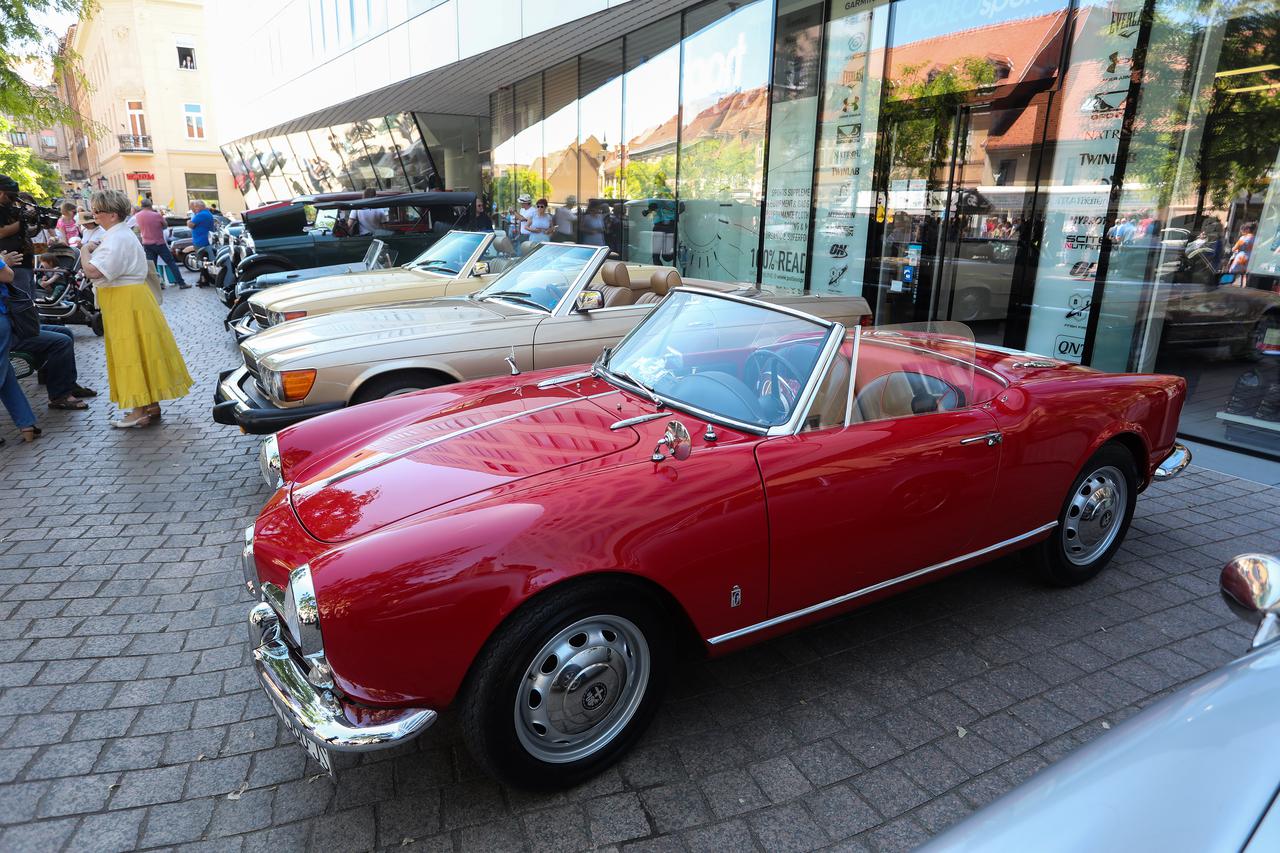Zagreb: Izložba oldtimera na Europskom trgu privukla brojne građane