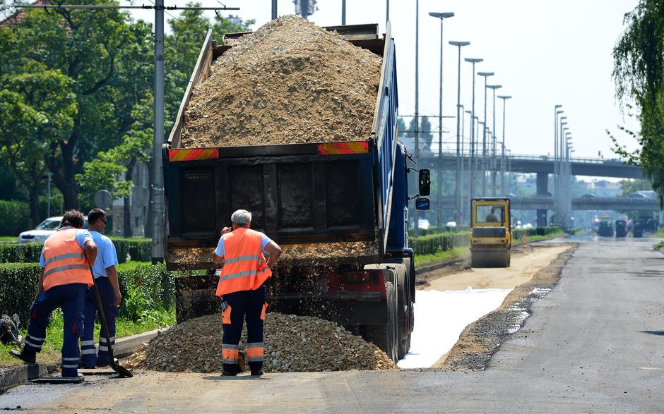 06.08.2015., Zagreb - Gradonacelnik Milan Bandic obisao je radove na Aveniji Marina Drzica. Radnici asfaltiraju cestu koja je ostecena nakon vojnog mimohda.  Photo: Marko Prpic/PIXSELL
