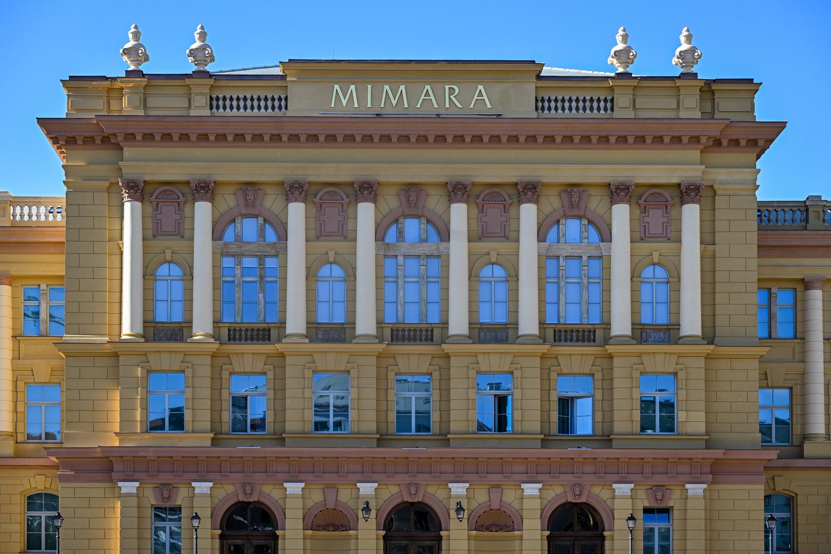 Muzej Mimara smješten je u arhitektonski kompleks „donjogradskih gimnazija” nastao 1895. godine u duhu historicizma, prema projektu njemačkih arhitekata. Glavno krilo škole, kasnije I. i IV. gimnazije, adaptirano je u muzej otvoren 1987., čiji je fundus donacija kolekcionara Ante Topića Mimare. U potresima su oštećeni krovište i svod svečane dvorane, fasadni zid, krovište atrija muzeja te ukrasni elementi i kapiteli ukrasnog stupovlja iznad ulaza, a na svim zidovima nastale su brojne pukotine i oštećenja dekorativnog sloja