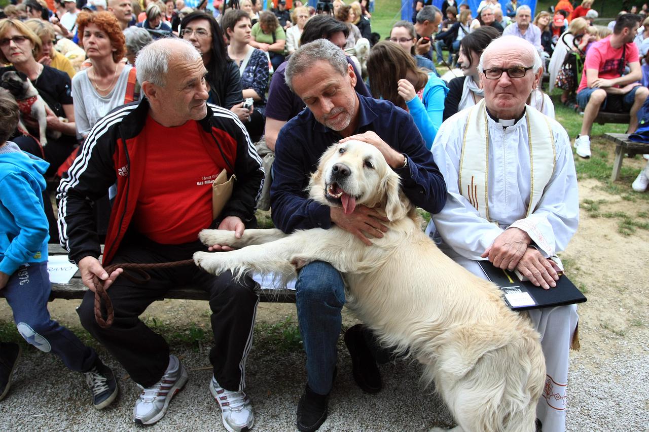 27.04.2013. Zagreb - U parku Maksimir odrzan je prvi masovni blagoslov kucnih ljubimaca u Hrvatskoj. Blagoslov je vodio mons. dr. Juraj Kolaric, a cijeli program vodio je Antun Ponos dugogodisnji urednik tv emisije Kucni ljubimci. Milan Bandic. Photo: Mar