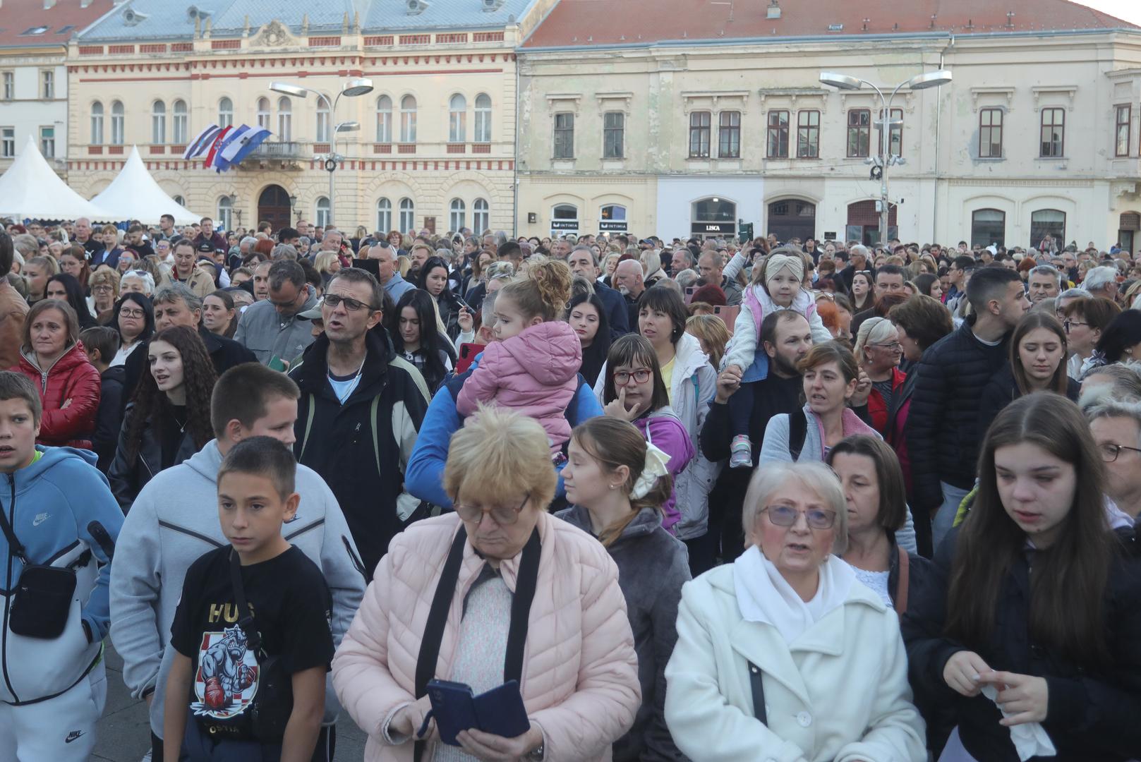 Rođen je 1953. godine u selu Knežina u istočnoj Bosni, a najveći dio života proveo je u Sarajevu.