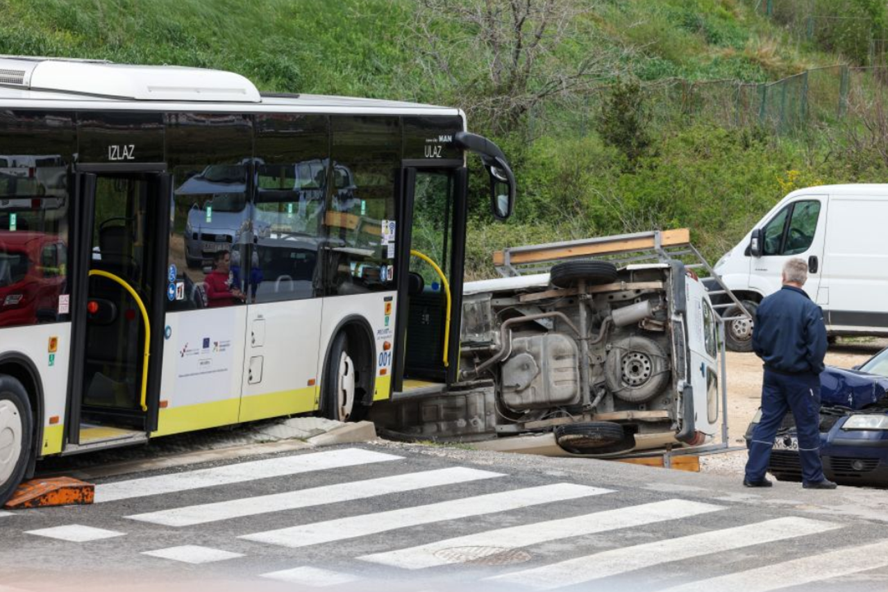 Autobus u Splitu krenuo sam od sebe