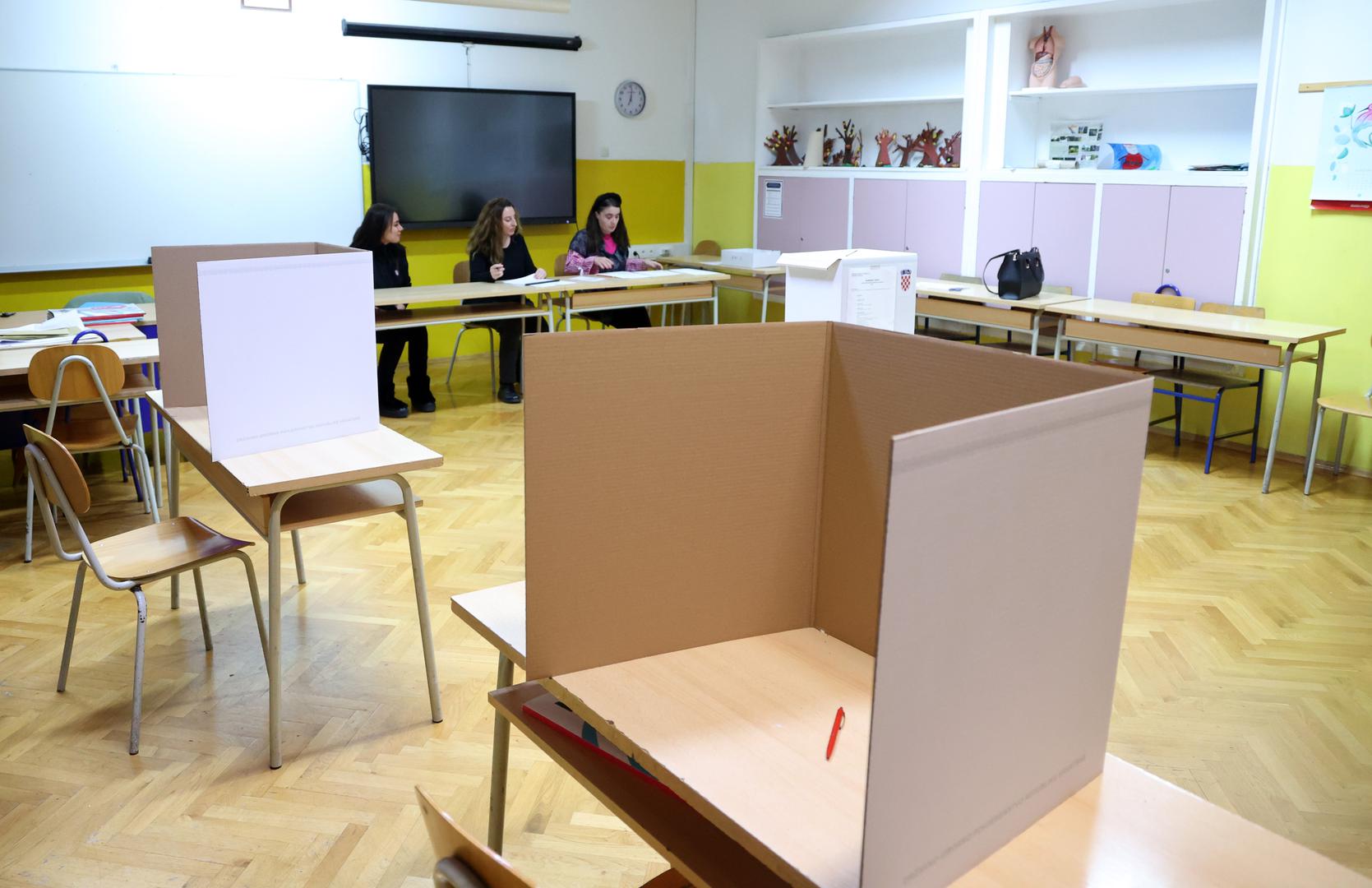 29.12.2024., Sibenik - Gradjani na biralistima glasuju za novu predsjednicu ili novog predsjednika Republike Hrvatske. Photo: Dusko Jaramaz/PIXSELL