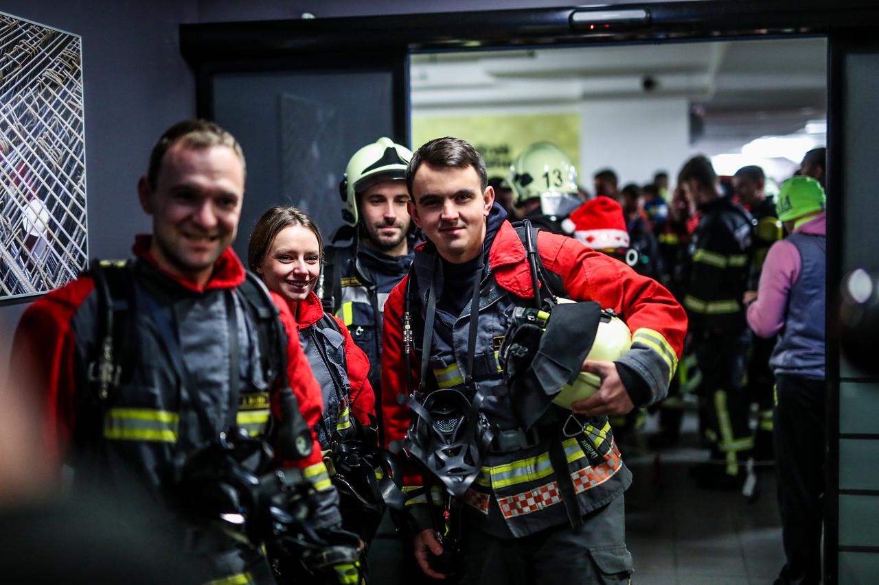 Zagreb: Vatrogasci pod punom opremom pretrčali 666 stepenica u humanitarne svrhe