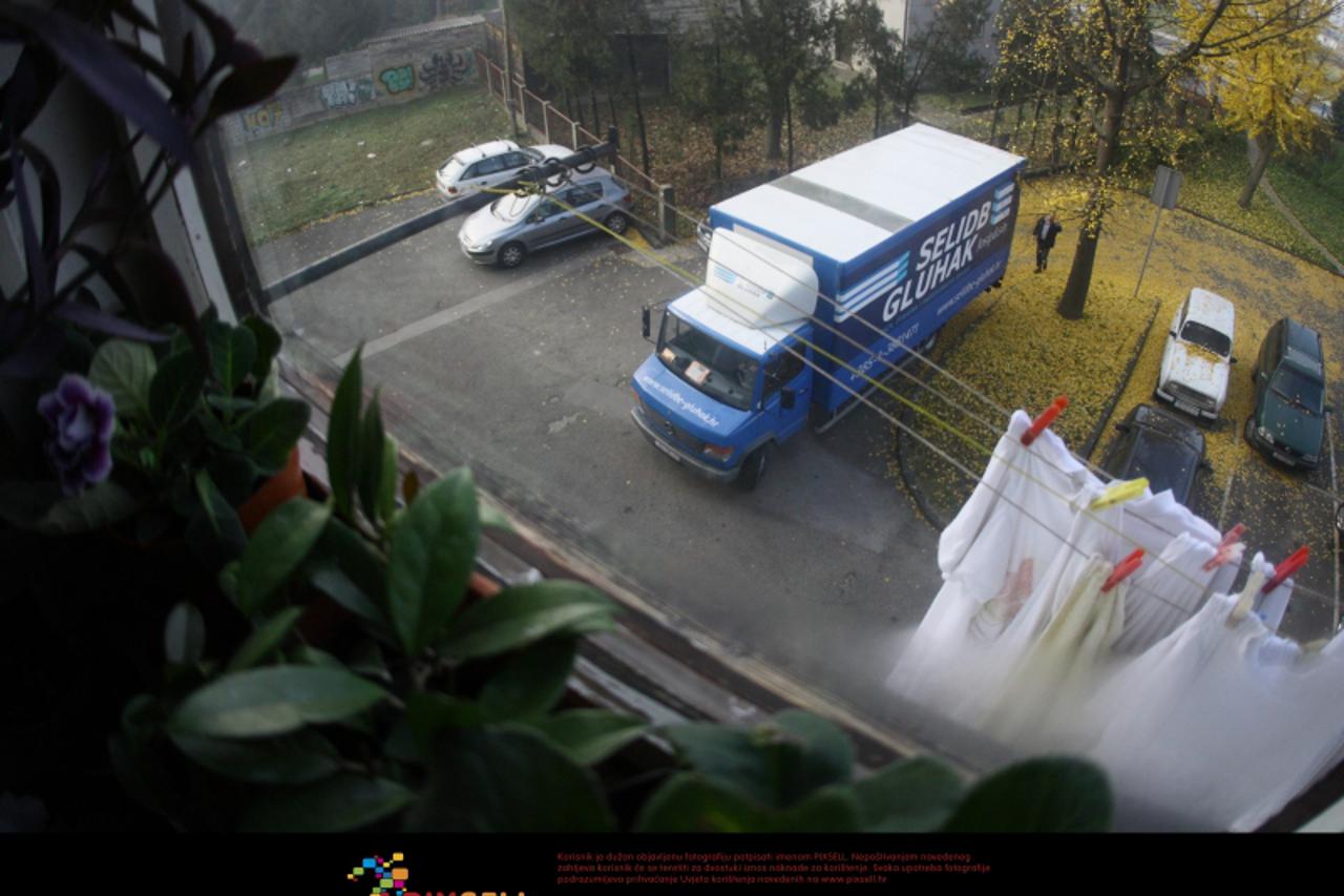 '19.11.2009.Zagreb, Hrvatska -Delozacija stana branitelja Mile Pavicic-a u Remetinackoj cesti. Pavicic godinama zivi u stanu za koji nema stanarsko pravo. Pogled kroz prozor stana, kamion za stvari , 