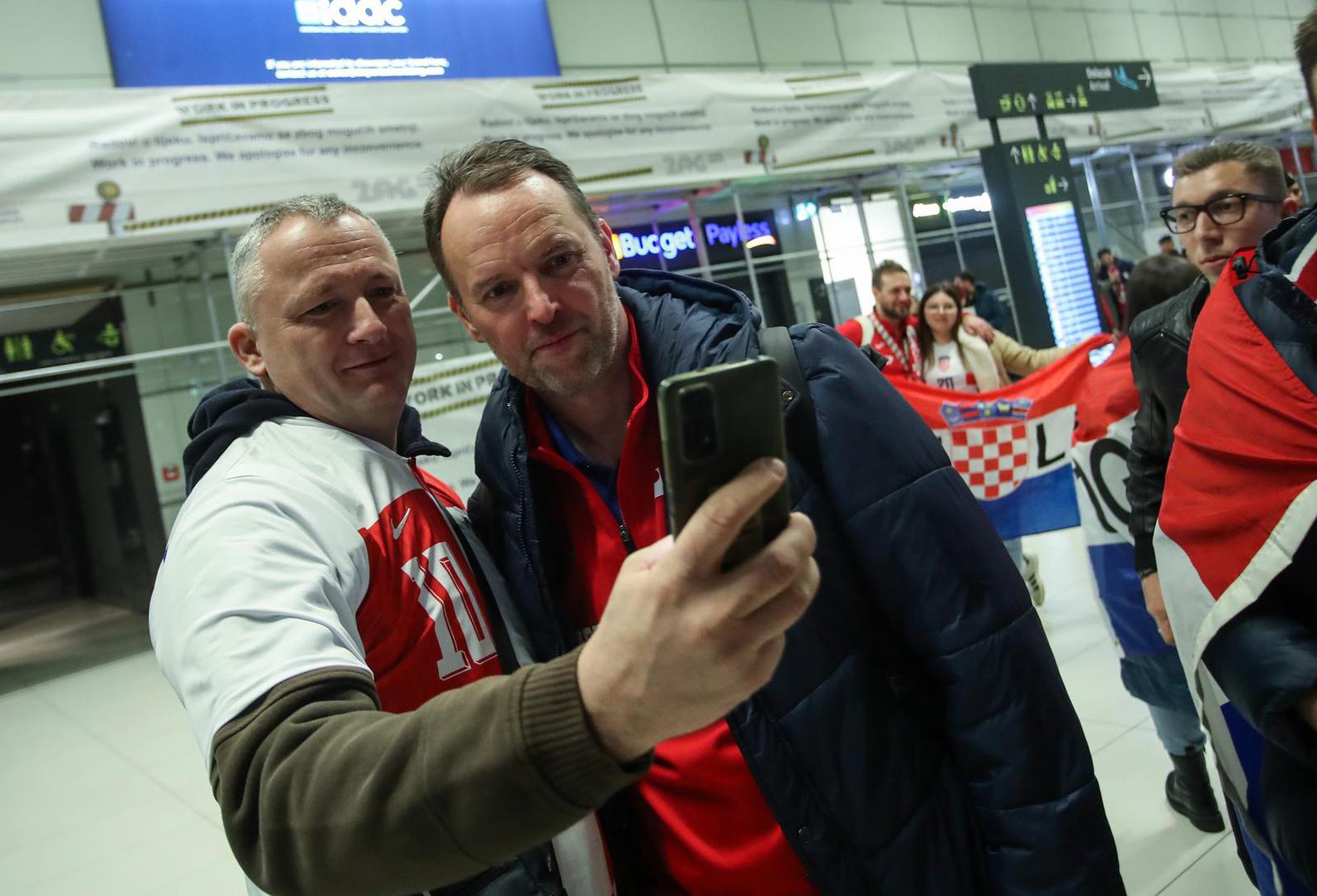 Igrači nisu htjeli previše komentirati otkazivanje dočeka i odluku zagrebačkog gradonačelnika Tomislava Tomaševića da zabrani Thompsonov nastup. "Nemam komentara. Žao mi je što neće biti dočeka, hvala ljudima što su došli na aerodrom u ovolikom broju" kazao je Srna.

