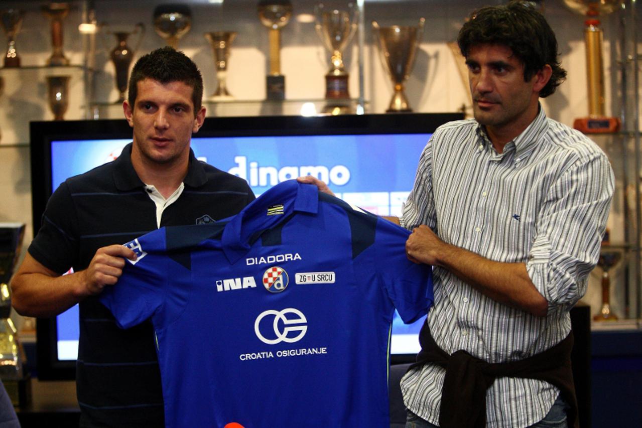 '31.08.2010., Zagreb U Plavom salonu Nk Dinamo predstavljen je novi igrac Fatos Beciraj. Fatos Beciraj i Zoran Mamic Photo: Zeljko Hladika/PIXSELL'