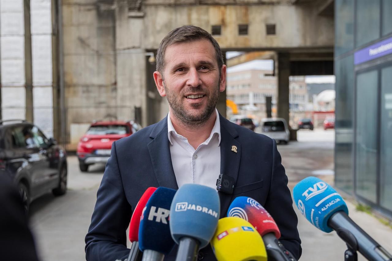Split: Tomislav Šuta, HDZ-ov kandidat za gradonačelnika, održao je konferenciju za medije ispred Spaladium Arene
