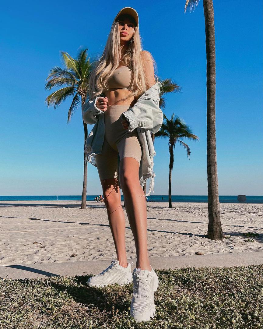 
Ona tvrdi da ga je odbila, a nakon toga je njen Instagram profil dobio milijun pratitelja.