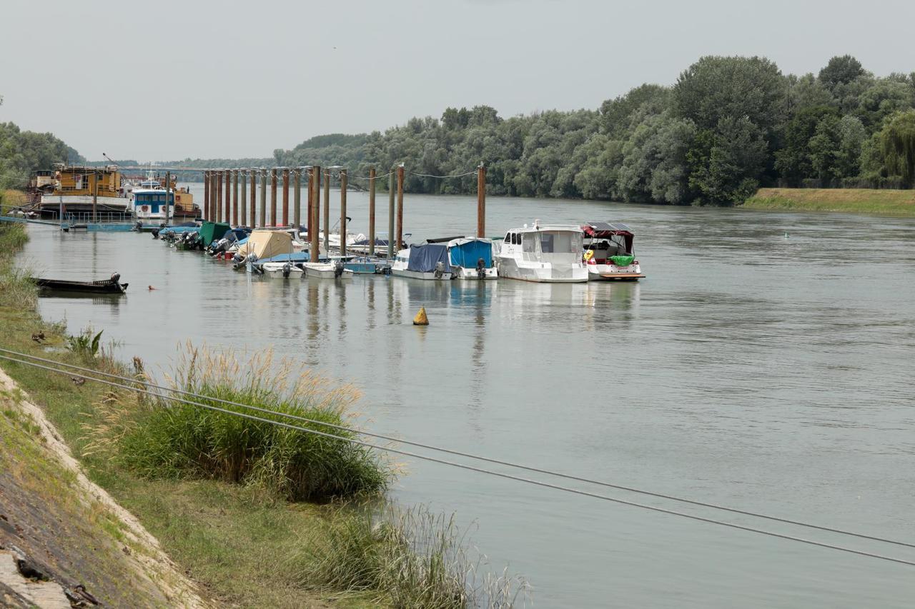 Osijek: Još uvijek traje potraga za muškarcem koji se prevrnuo iz kajaka na rijeci Dravi
