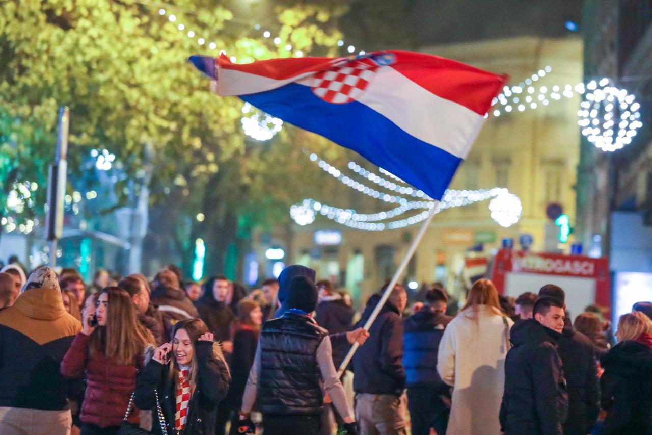 Pula: Navijači gledaju utakmicu između Hrvatske i Argentine 