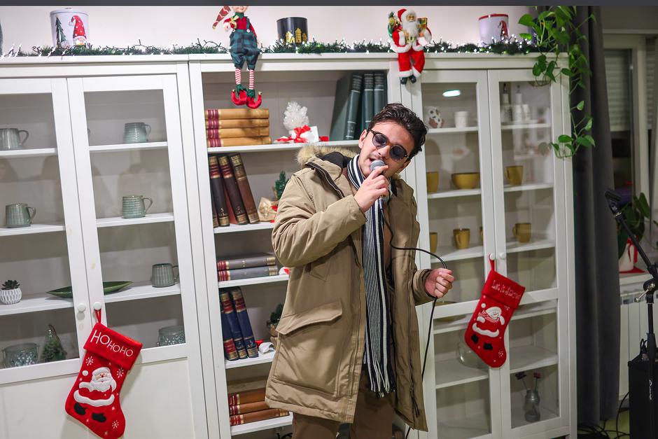 Zagreb: U sklopu projekta Mali paket velikog srca, štićenici Dječjeg doma dobili su božićne poklone