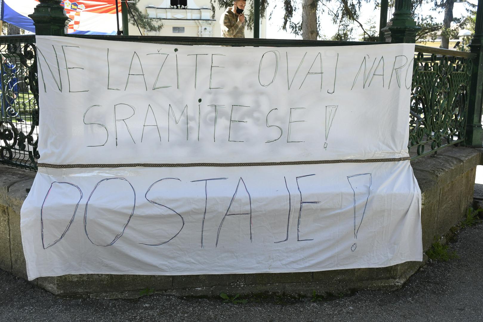 24.04.2021.,Petrinja - Prosvjed "Krik naroda s Banovine" prema svim institucijama Republike Hrvatske u organizaciji Inicijative branitelja grada Petrinje okupio je tek nekoliko desetaka Petrinjaca.Photo: Nikola Cutuk/PIXSELL