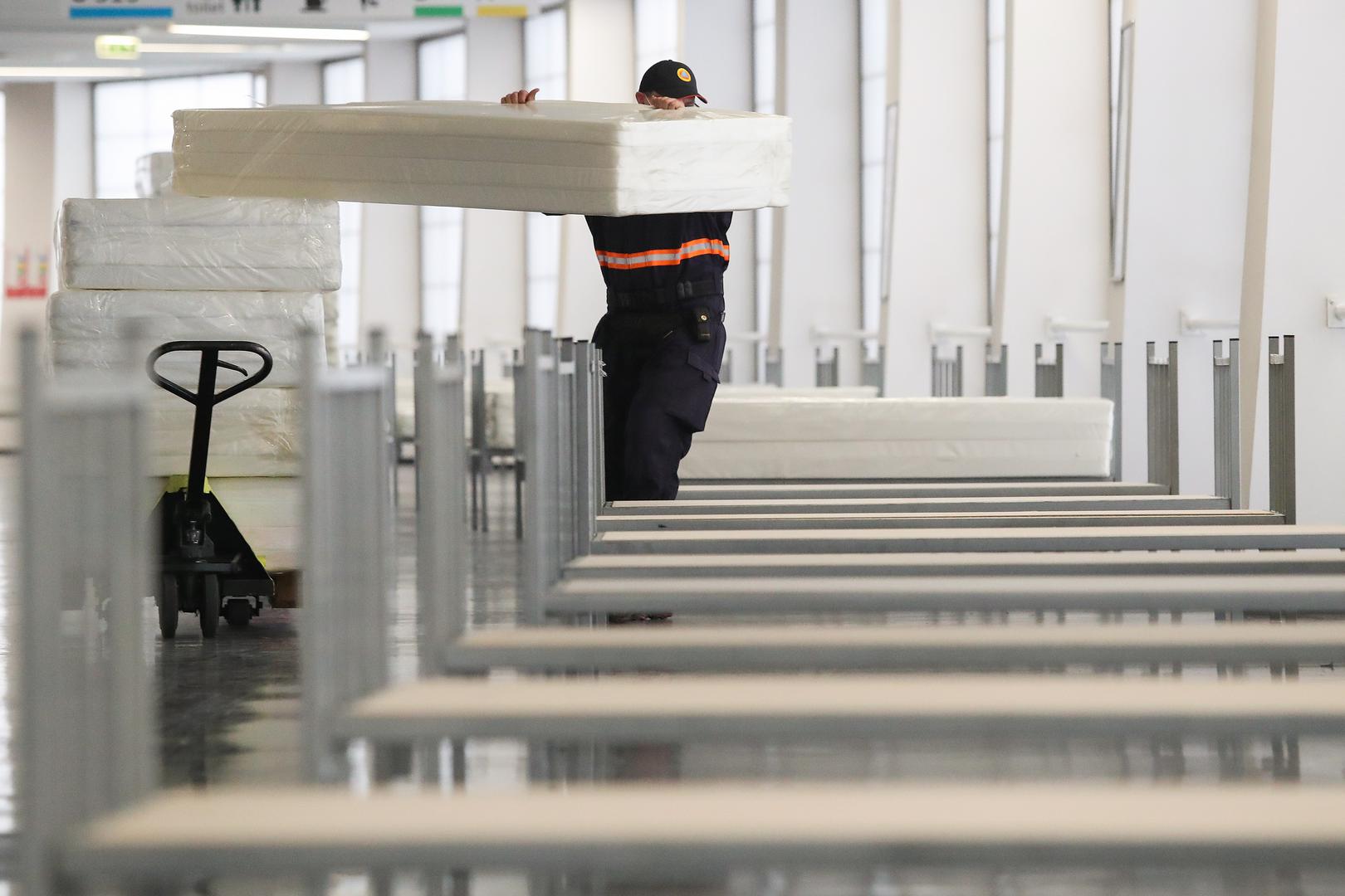 26.10.2020., Zagreb - Clanovi civilne zastite postavljaju krevete za oboljele od covida-19 u dvorani Arene Zagreb. Video: Luka Stanzl/PIXSELL