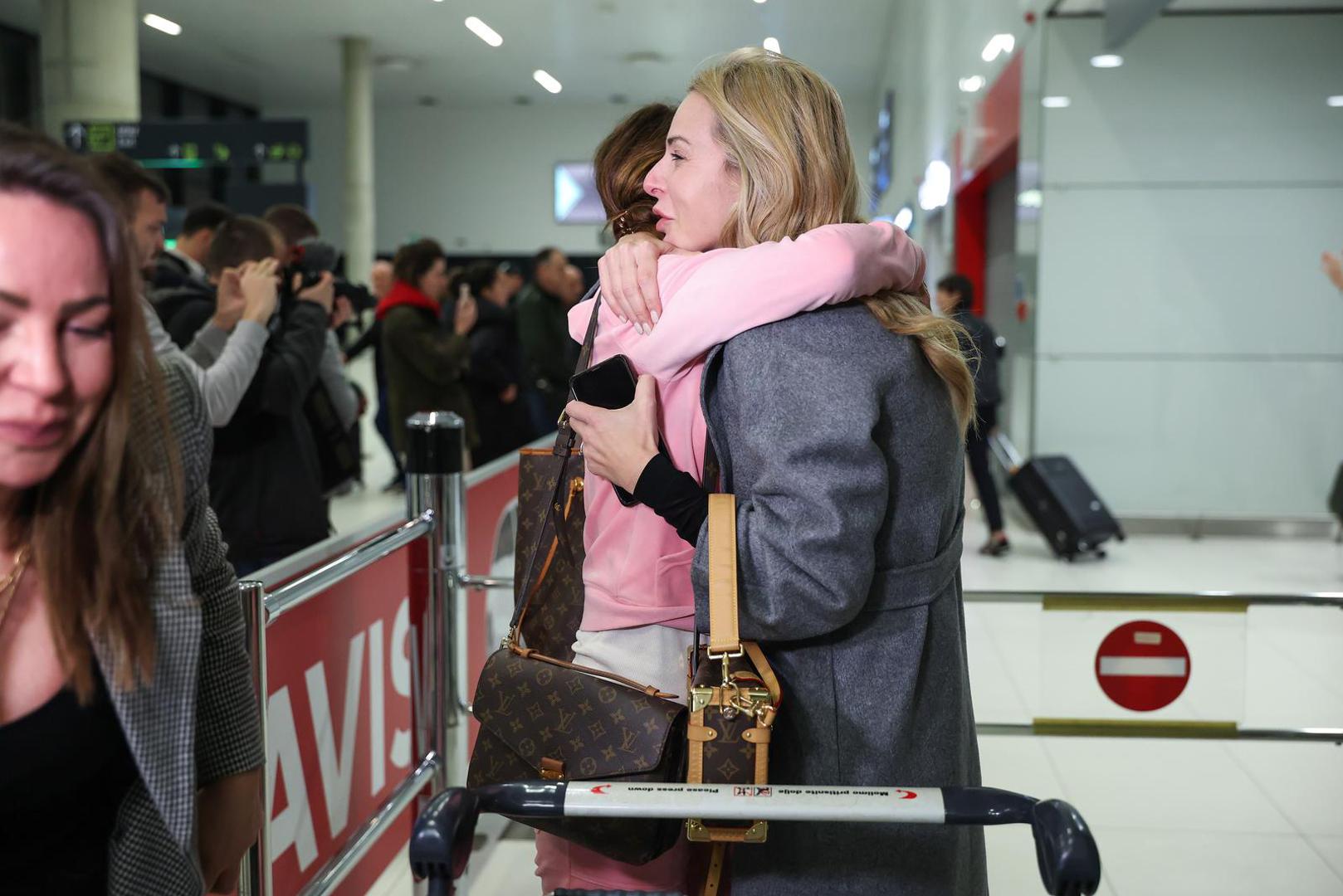 Zrakoplov je poletio iz Dubaija prema Zagrebu sa stajanjem u Heraklionu zbog punjenja goriva, a na letu prioritet su imale najranjivije skupine – djeca, bolesne osobe, trudnice i članovi njihovih obitelji. 

