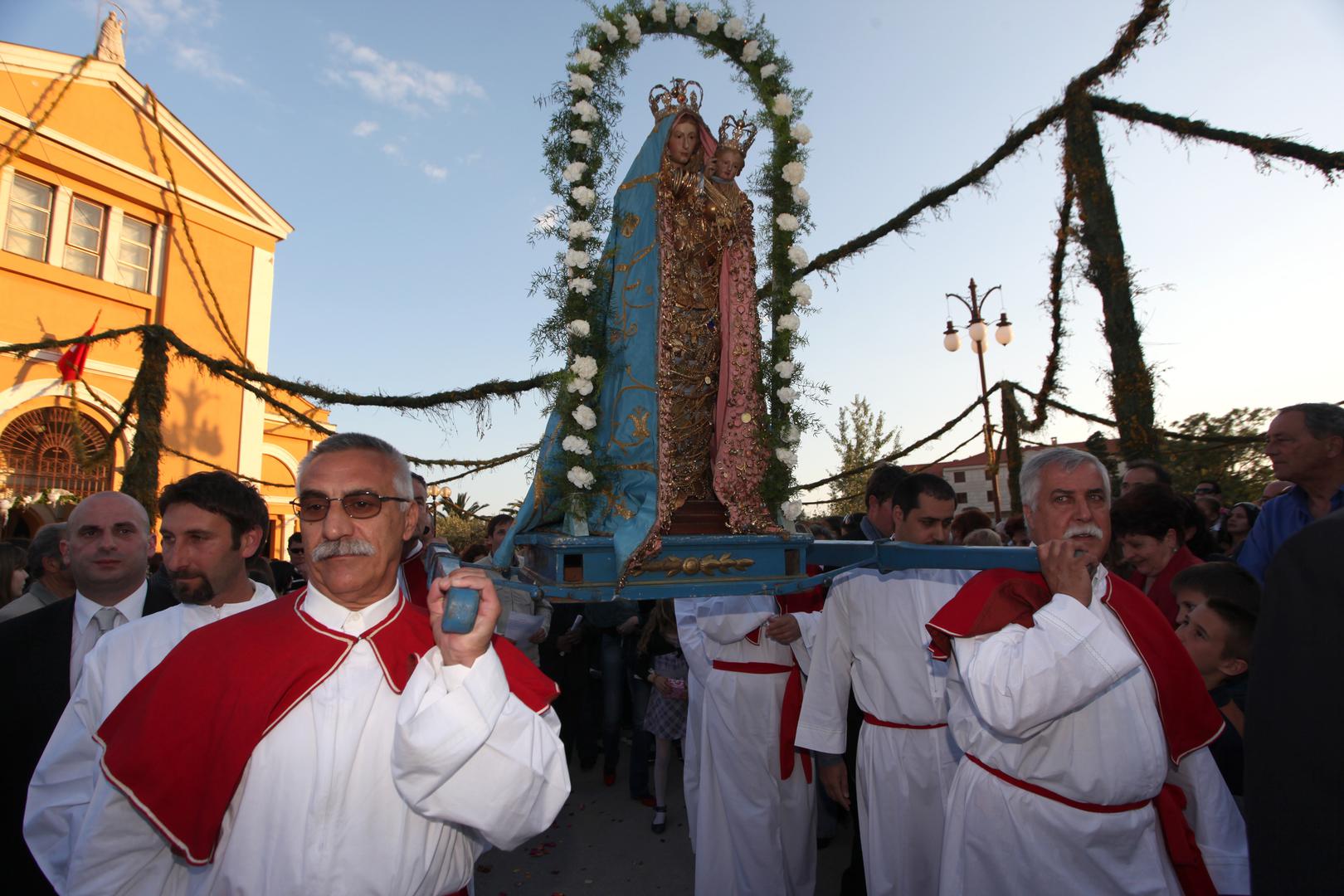 ZADAR

Na Veliku Gospu Zadrani hodočaste u župsku crkvu Gospe Lurdske u naselje Arbanase, koje je ujedno i svetište Gospe Arbanaške. Legenda kaže kako je nazaretska kućica s Trsata prenesena u Arbanase pa onda u Loreto.