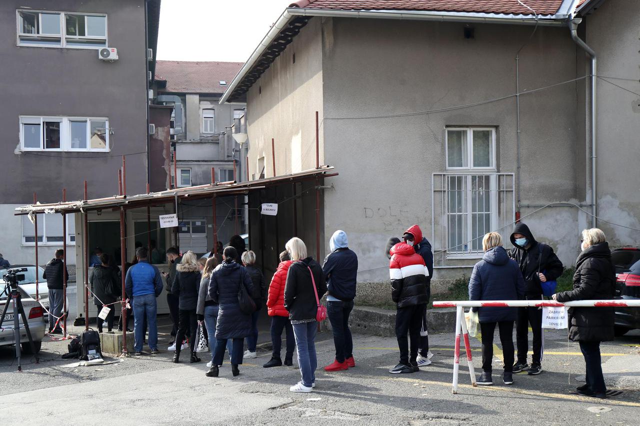 Građani satima čekaju testiranje na COVID-19 ispred bolnice Sestara milosrdnica
