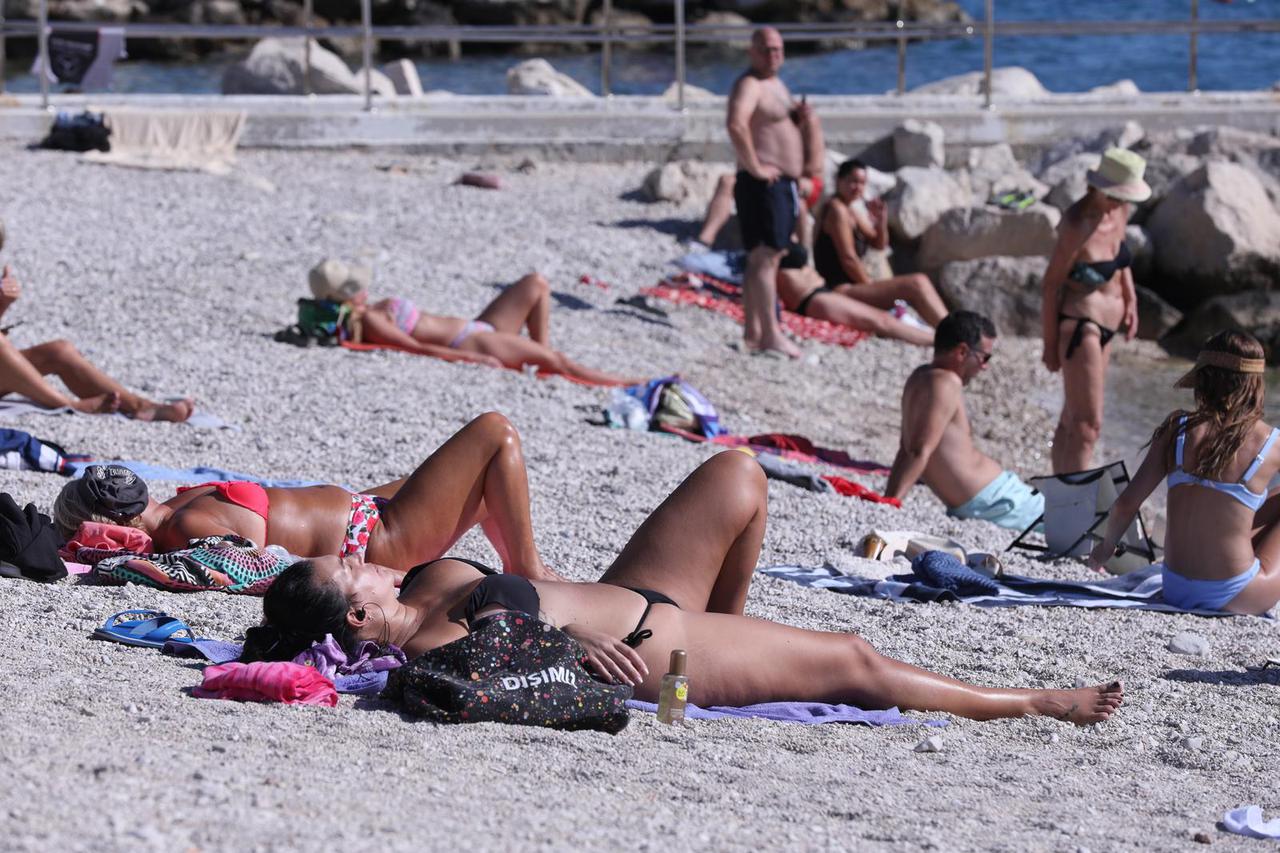 Split: Brojni građani sunčan dan proveli na plaži