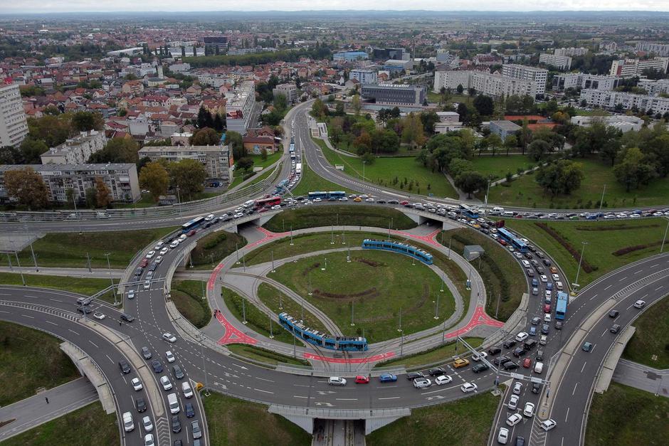 Zagreb: Pogled iz zraka na prometnu gužvu kod rotora u Remetincu