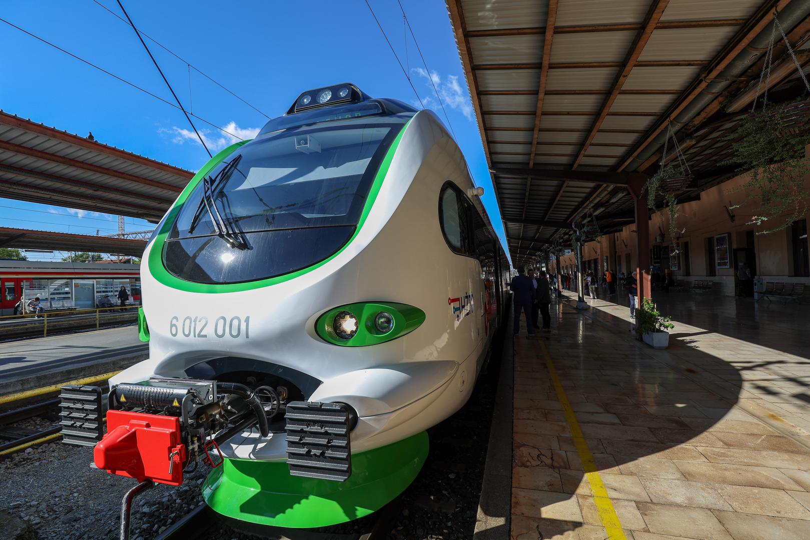 Butković je naglasio kako se radi o velikom iskoraku domaće industrije i nastavku ulaganja u modernizaciju željeznica. Trenutno HŽ Putnički prijevoz raspolaže s 68 novih vlakova, a u tijeku je nabava dodatnih 21, uključujući baterijske i elektrobaterijske. 

