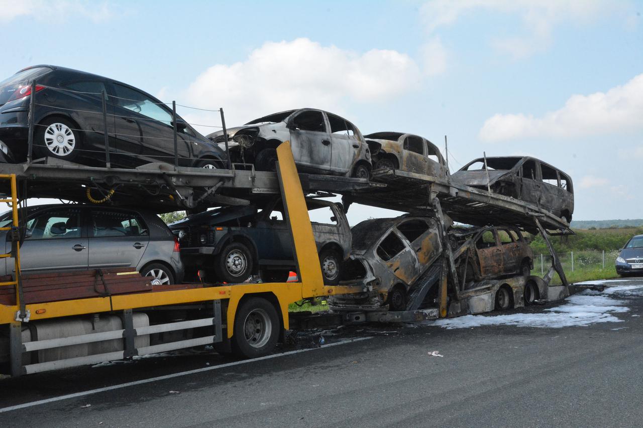 Zapalio se kamion koji je prevozio automobile