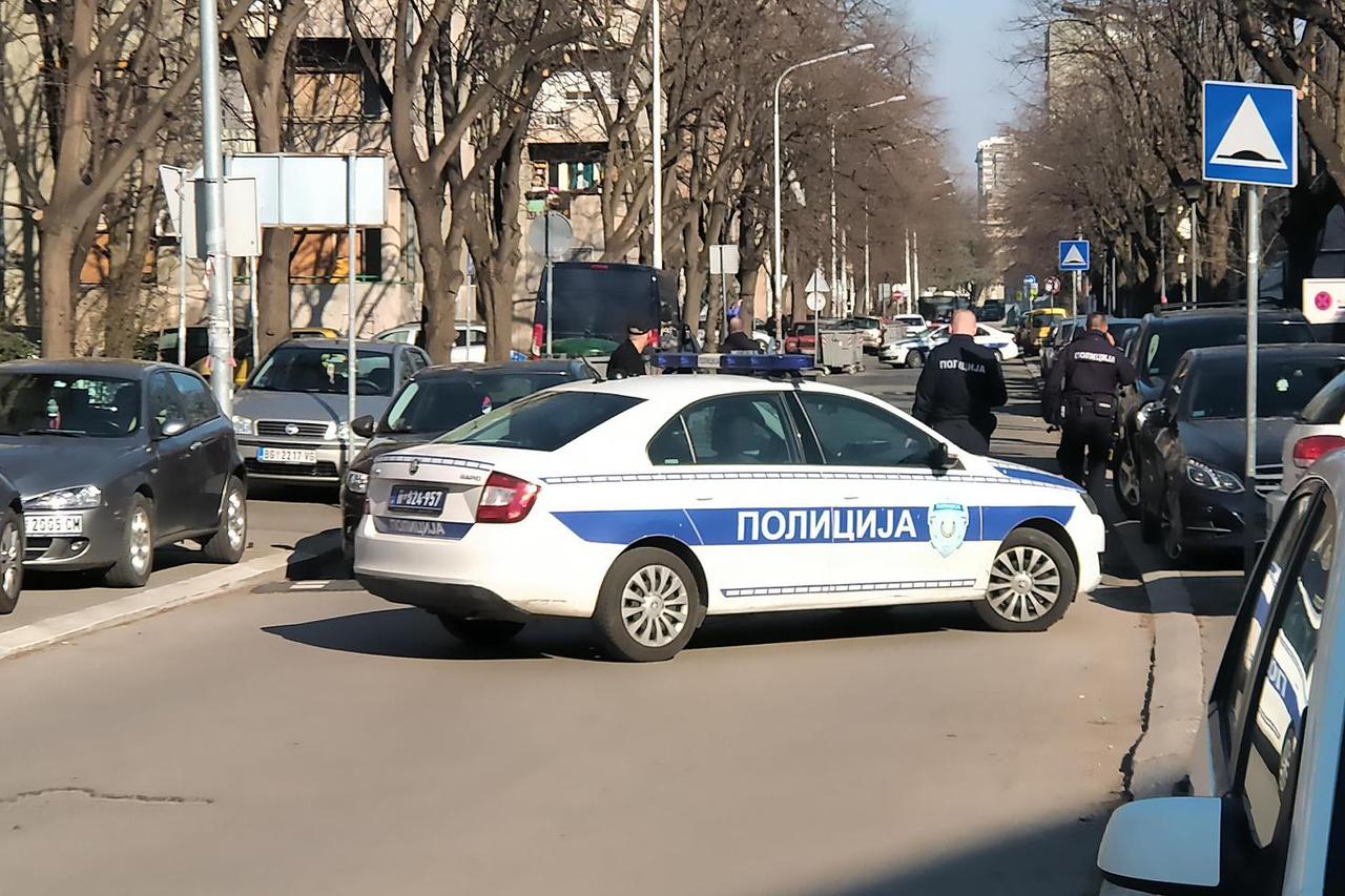Novi Beograd: Policija sumnjala da se ispod mercedesa nalazi bomba, ali ipak je u pitanju lažna uzbuna