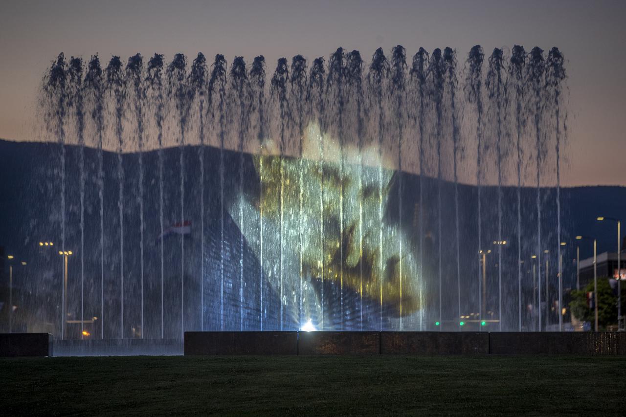 Zagreb: Projekcija lika Nikole Tesle na  fontanama povodom njegove 165. obljetnice rođenja