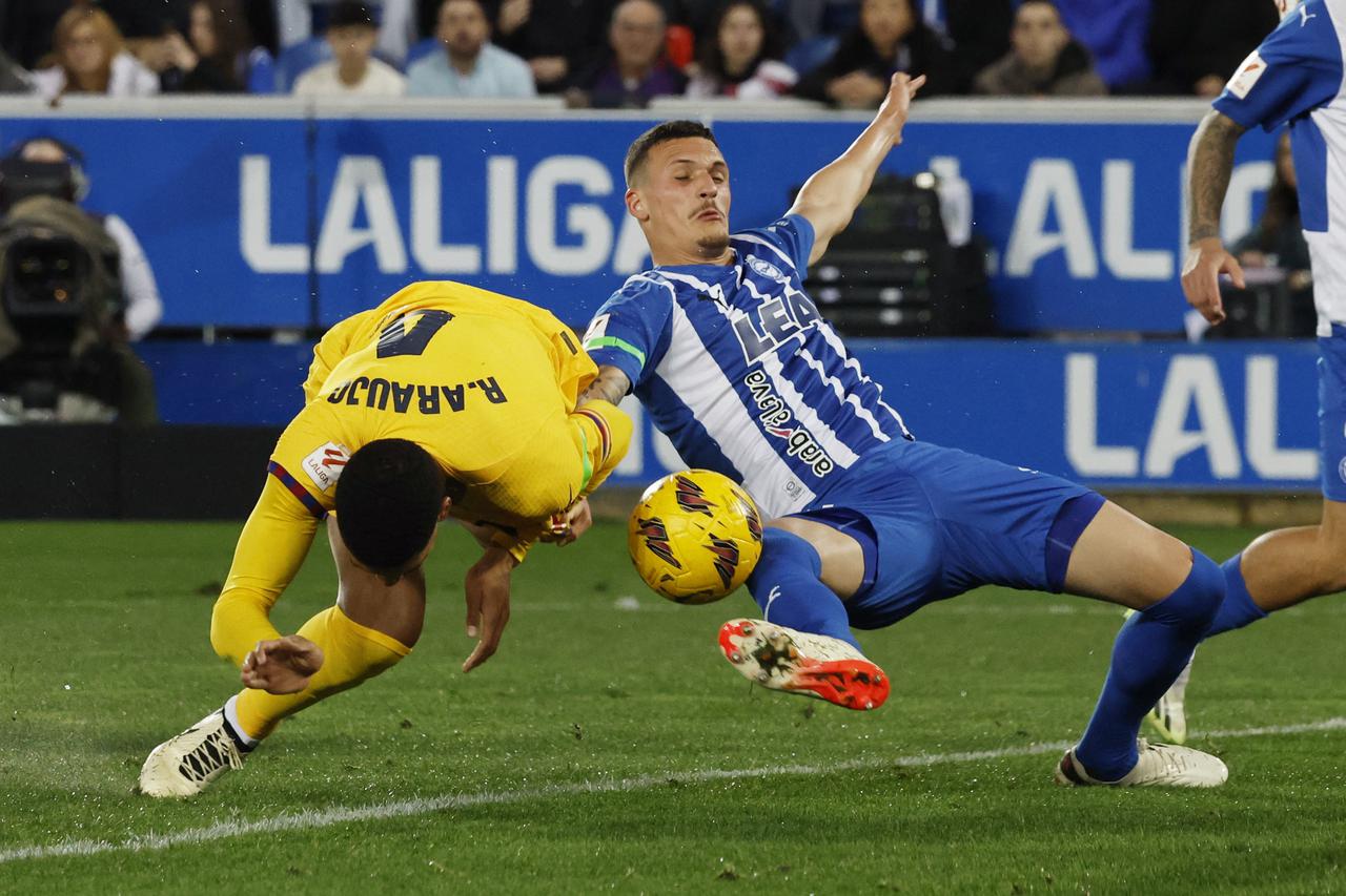 LaLiga - Deportivo Alaves v FC Barcelona