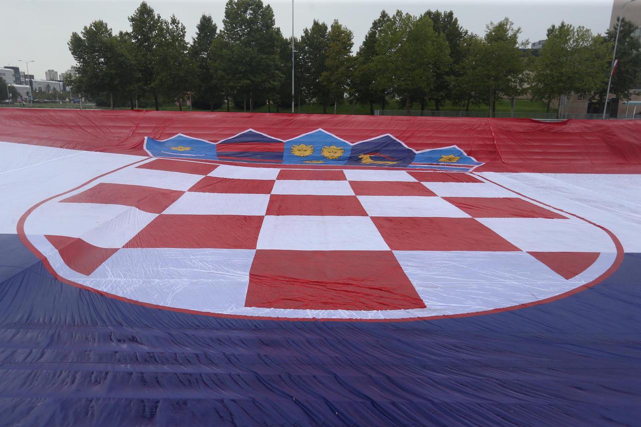 Zagreb: Velika hrvatska zastava na fontanama kod NSB-a
