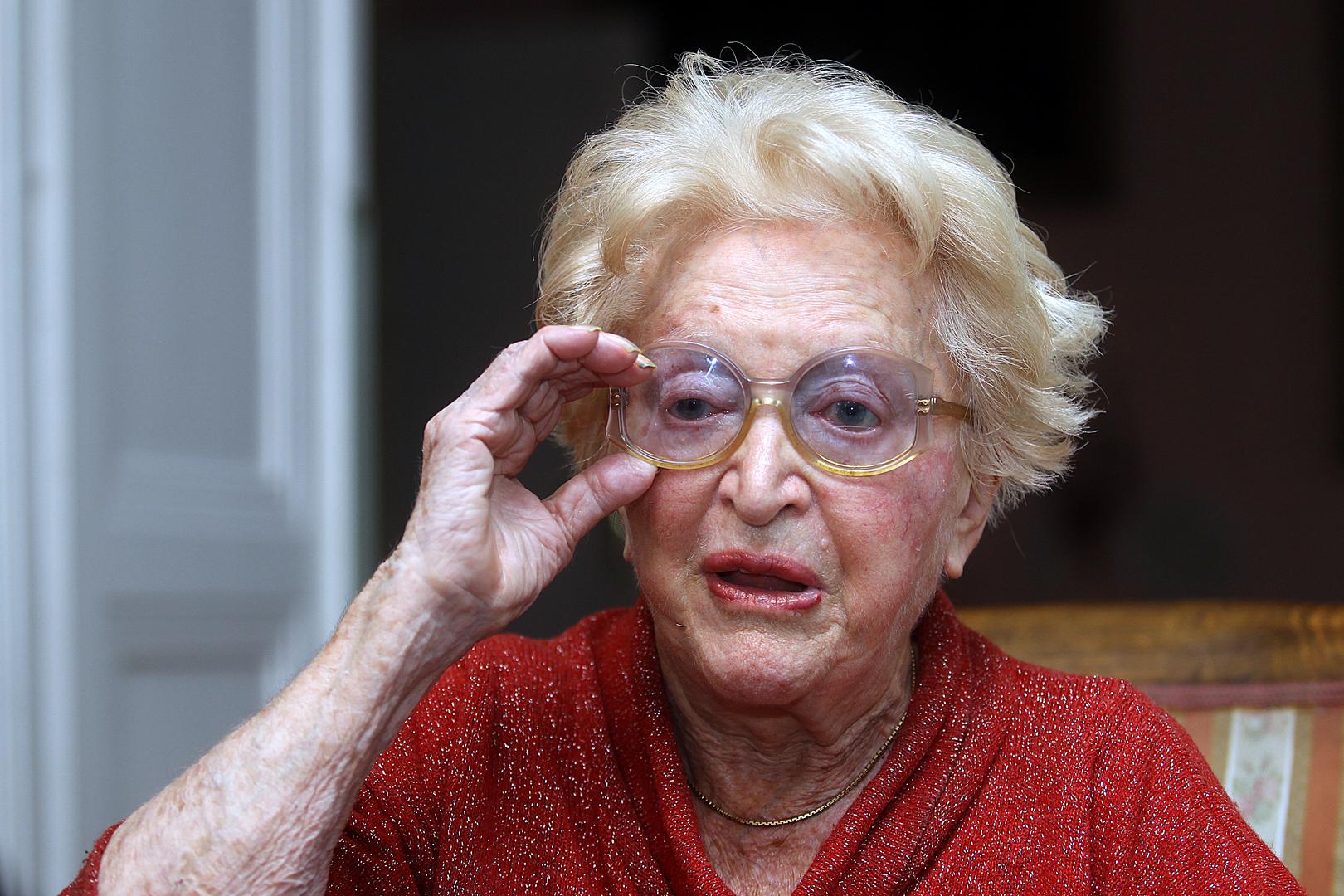 Djetinjstvo provedeno u teškim uvjetima u zagrebačkom sirotinjskom dijelu grada snažno je obilježilo njezin karakter. Već kao djevojčica odlučila je da neće pristati na život u oskudici.