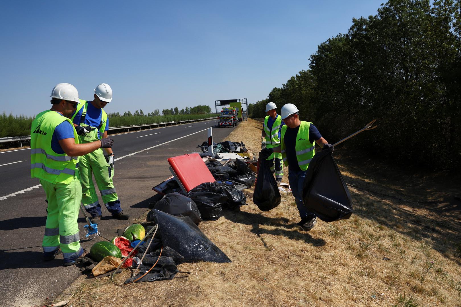 Na mjesto nesreće odmah su stigle hitne službe. Vatrogasci su u autobus ulazili kroz prozore i izvlačili putnike.