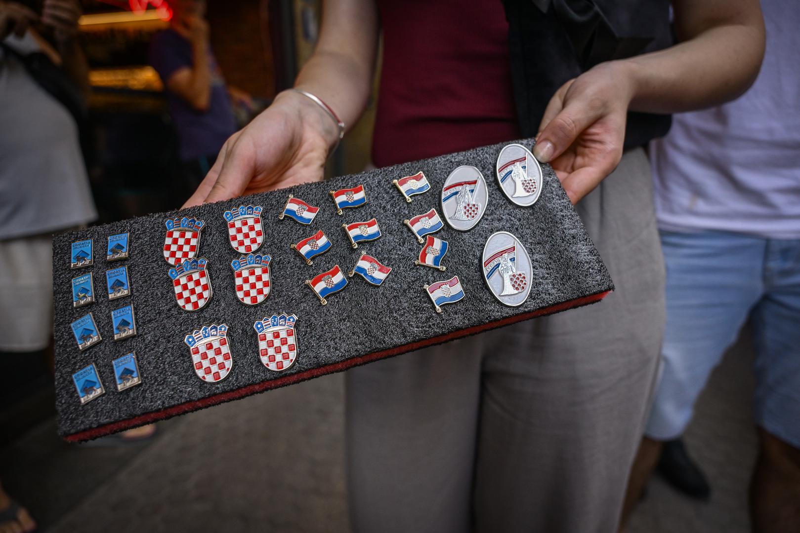 U samom centru grada danas se prodaju bedževi s hrvatskim grbom, a prolaznici zastaju, razgledavaju i često kupuju suvenire. Osim bedževa, diljem Zagreba mogu se pronaći i majice te drugi predmeti s hrvatskim motivima. 