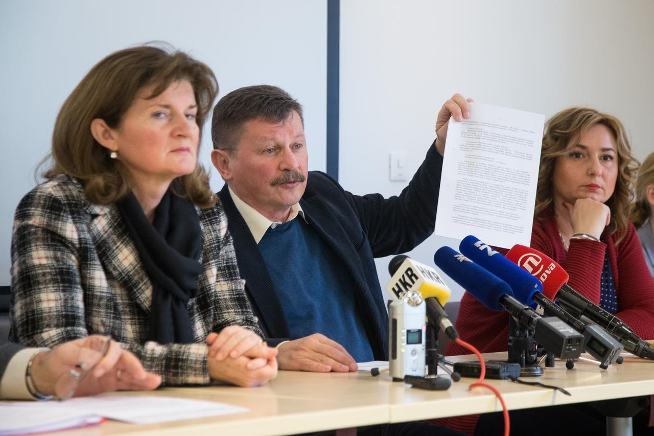 20.02.2017., Zagreb -  Konferencija za medije celnika sindikata javnih sluzbi o pregovorima o temeljnom kolektivnom ugovoru za sluzbenike i namjestenike u javnim sluzbama. Anica Prasnjak, Vilim Ribic, Sanja Sprem.  Photo: Davor Puklavec/PIXSELL