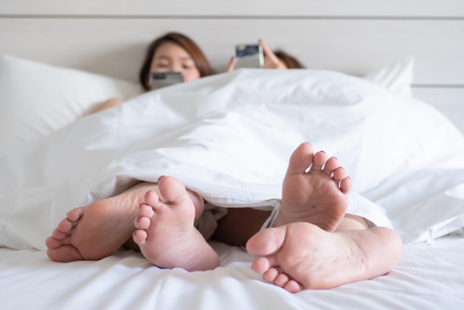 Zaboravite na mobitel dok ste u krevetu s drugom osobom. Isključite zvukove, alarme i jednostavno ignorirajte pametni telefon za vrijeme seksa. Najbolje je mobitel ostaviti u drugoj prostoriji. 