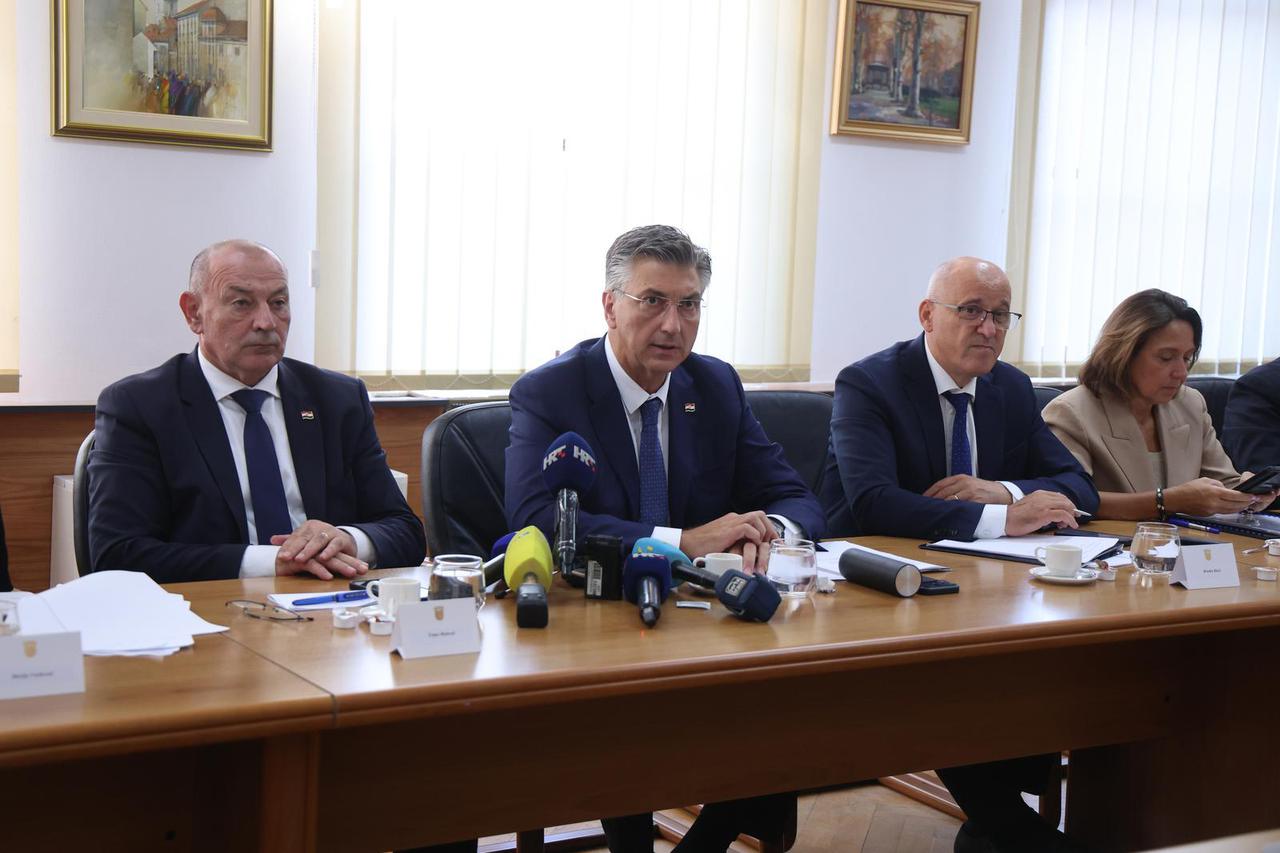 Andrej Plenković na sastanku o sanaciji nelegalno odloženog otpada u Gospiću