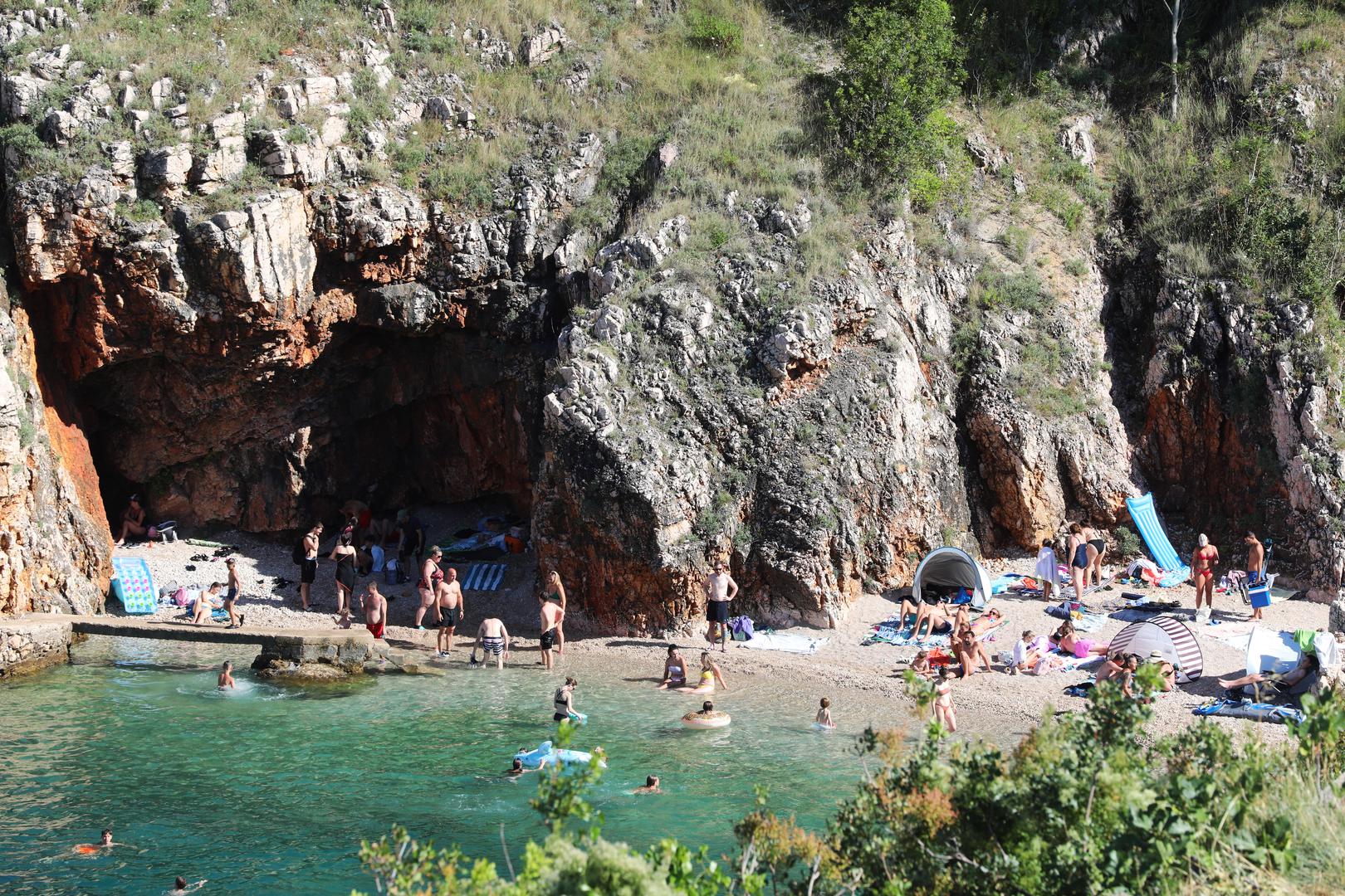 STARI GRAD je na stijeni visokoj 50 metara, poznat je po Klančiću, najužoj ulici na svijetu, široka je
samo 43 centimetra. Plaže vrijedi otkriti, kao i Vina Longo obitelji Marina i Meri Lukarić. Čuvaju tradiciju
pradjedova. 