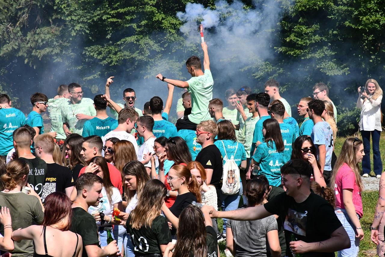 Požeški maturanti kraj škole proslavili su veselom Norijadom na gimnazijskom atletskom stadionu