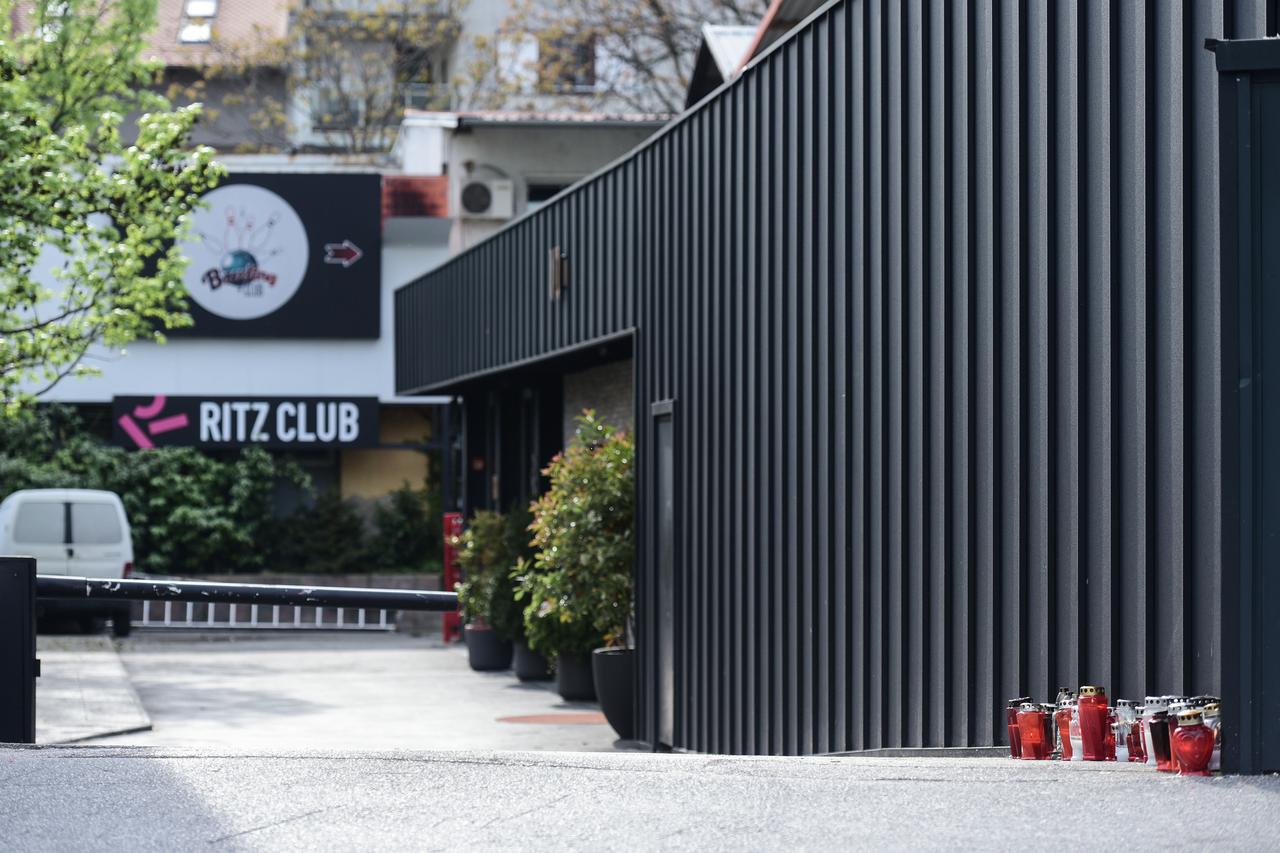 Zagreb: Lampioni ispred kluba Ritz u kojem je ubijen Tomislav Sabljo