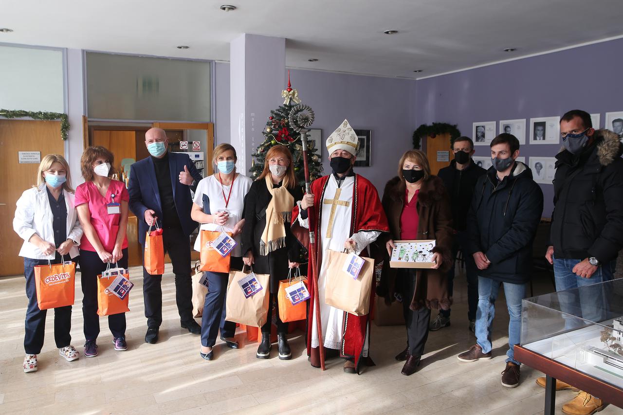 Zagreb: Malim pacijentima Klaićeve bolnice stiglei darovi Sv. Nikole
