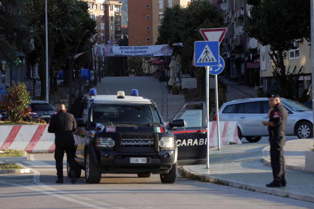 Kosovo: Na mostu koji povezuje sjeverni i južni dio Kosovske Mitrovice stoje talijanski karabinjeri