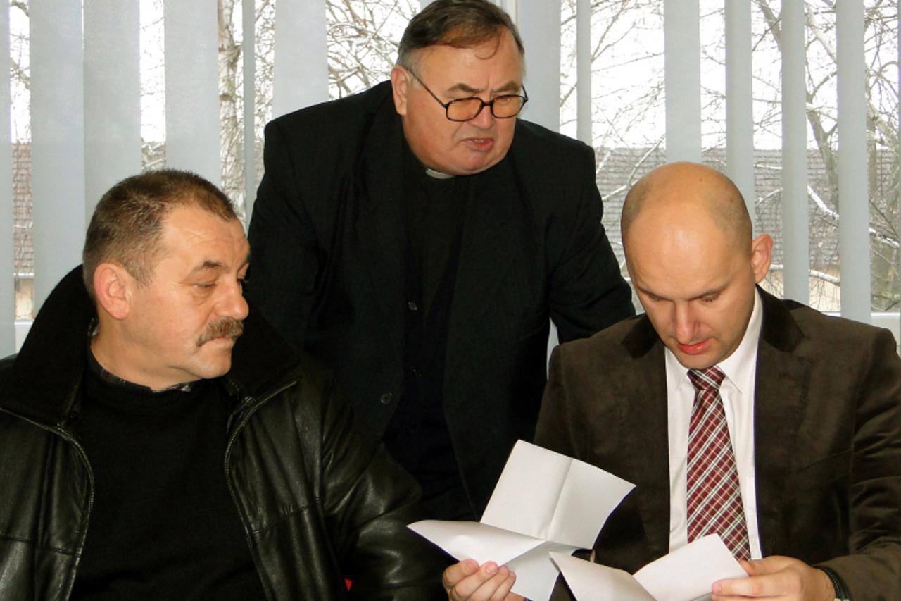 '20.01.2010., Cadjavica - Mirko Roncevic, opcinski nacelnik Cadjavice, cadjavacki zupnik Valentin Halic i zupan Tomislav Tolusic.  Photo: Dragutin Santosi/PIXSELL '