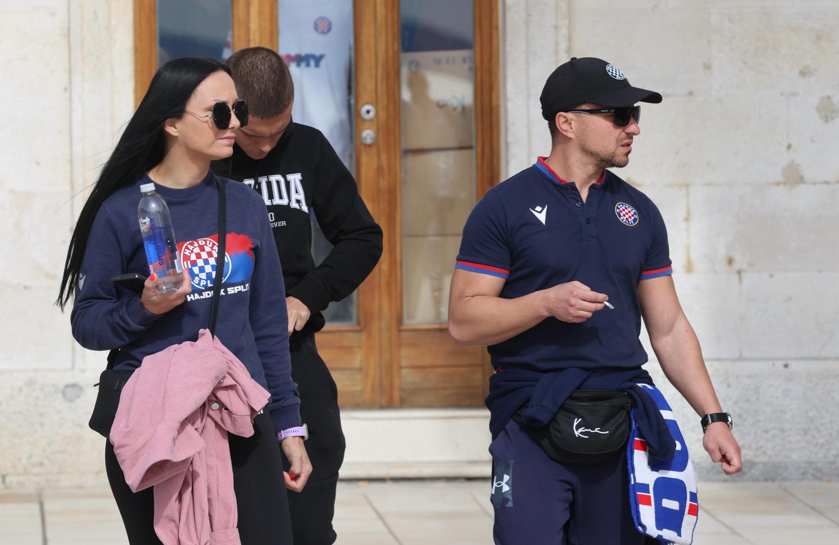 Na Poljudu je Hajduk pred domaćom publikom otvorio utakmicu bolje i poveo u 37. minuti. Nakon kontranapada koji je pokrenuo Marin Šotiček, Abdoulie Sanyang Bamba zatresao je mrežu Ajaxa za 1:0.