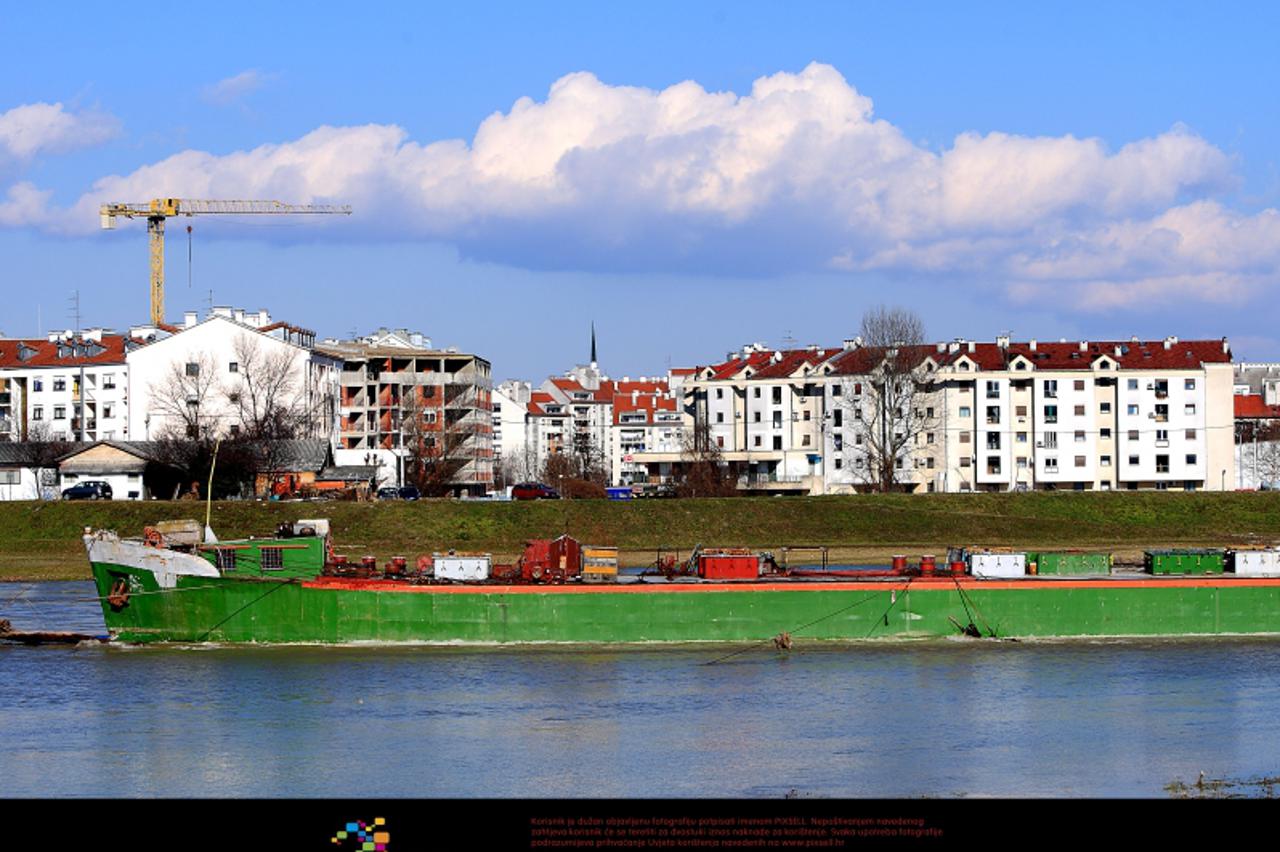 '21. 02. 2010. Zagreb Stari brodovi na Savi preko puta naselja Borovje Photo: Zeljko Hladika/PIXSELL'
